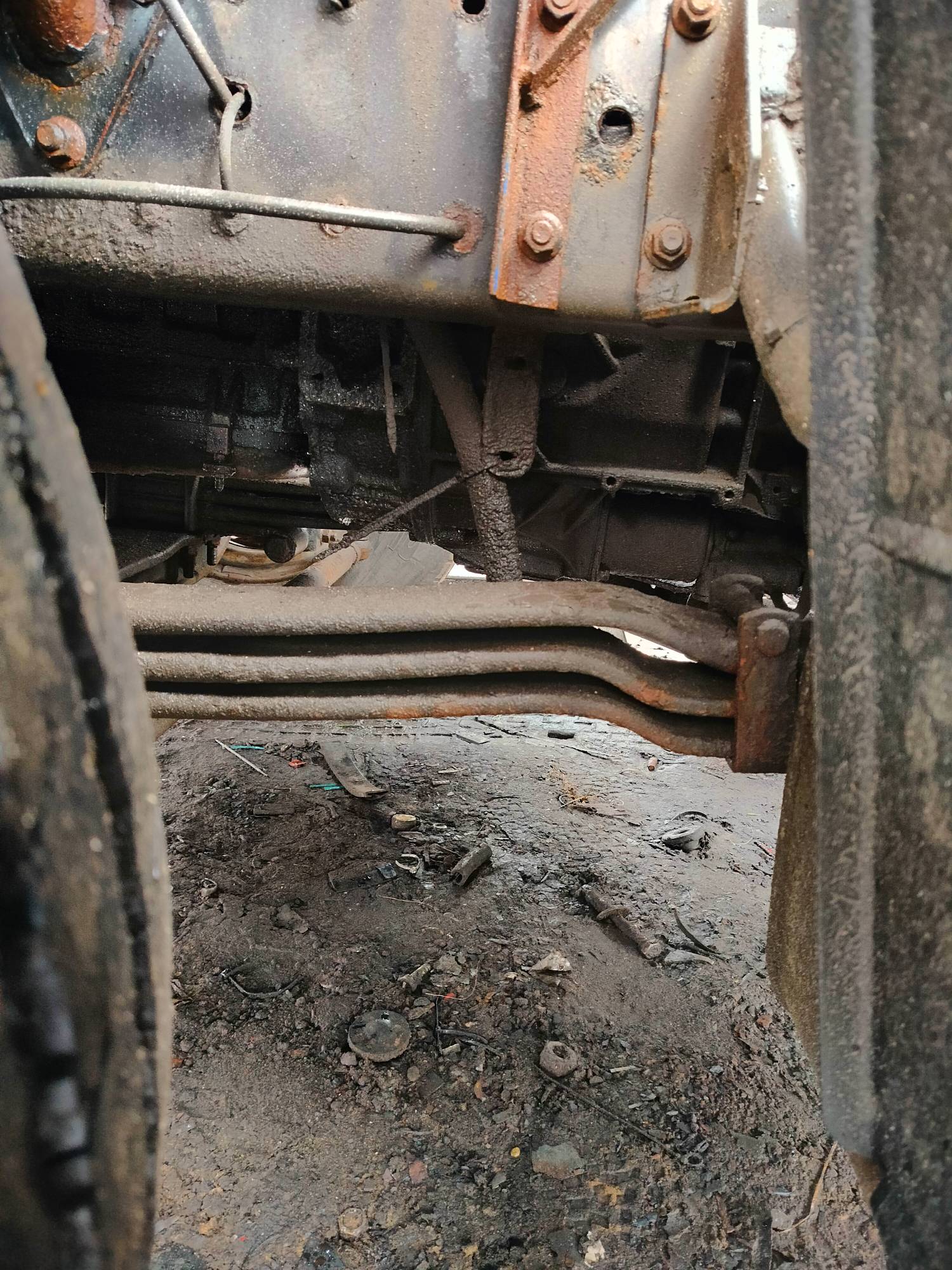 На разборку поступил MAN F2000 2000 г.в. Двигатель D2866LF31 4-х клапанные головки, КПП 16S181 с ретардой, редуктор HY13110 37/12 подвеска рессорная перед, сзади воздух. Кабина высокая, гнилая. Крыша в продаже.